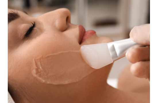 Rola kwasów w pielęgnacji skóry: Jakie kwasy wybierać w kosmetykach?